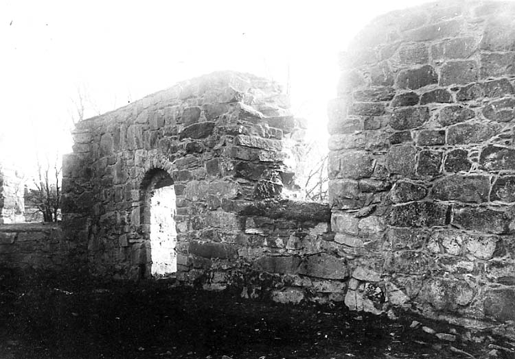 Medföljande text: "Ytterby g:a kyrka. Interiör av SÖ väggen med S portalen. Efter restaureringen 1927".