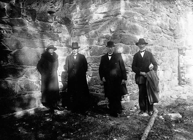 Medföljande text: "Ytterby g:a kyrka. Efter restaureringen 1927".
