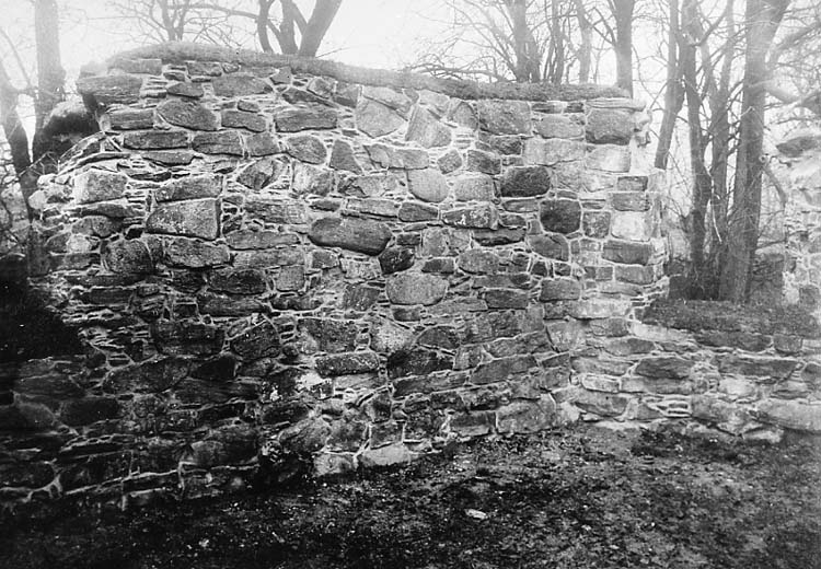 Medföljande text: "Ytterby g:a kyrka. Interiör av NO hörnan. Efter restaureringen 1927".