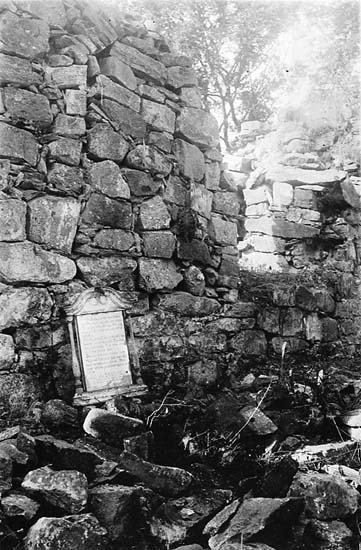 Medföljande text: "Ytterby g:a kyrka. Före restaureringen 1927. Interiör av SV muren med SV fönstret t.h".