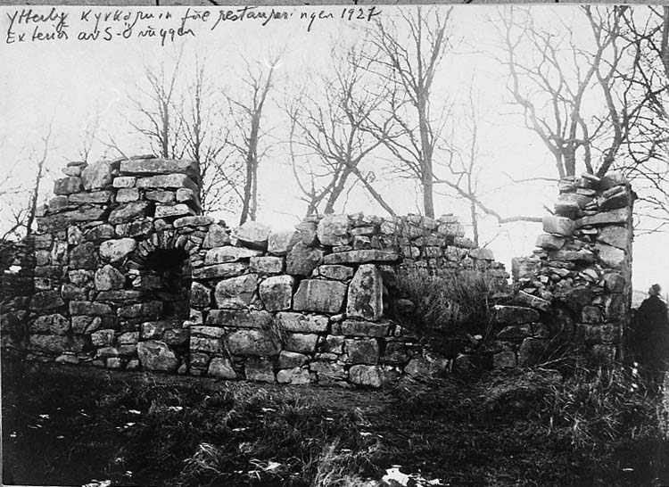 Medföljande text: "Ytterby kyrkoruin. Före restaureringen 1927. Exteriör av SÖ väggen".