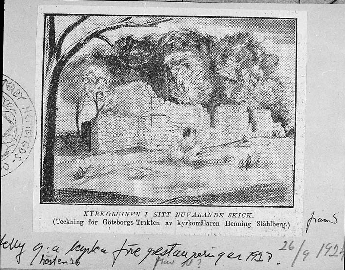 Medföljande text: "Ytterby g:a kyrka före restaureringen 1927".
Text på kortet: "Kyrkoruinen i sitt nuvarande skick. (Teckning för Göteborgs-Trakten av kyrkomålaren Henning Ståhlberg)".
