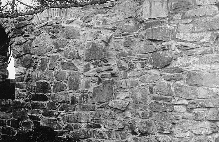 Medföljande text: "Ytterby kyrkoruin. Efter restaureringen 1927. Interiör med V muren o. NV fönstret".