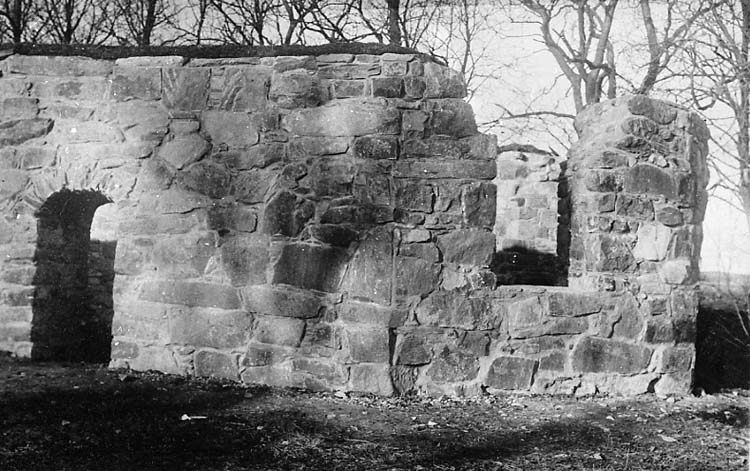 Medföljande text: "Ytterby kyrkoruin. Efter restaureringen 1927. Exteriör med S-portalen och korets SÖ del".