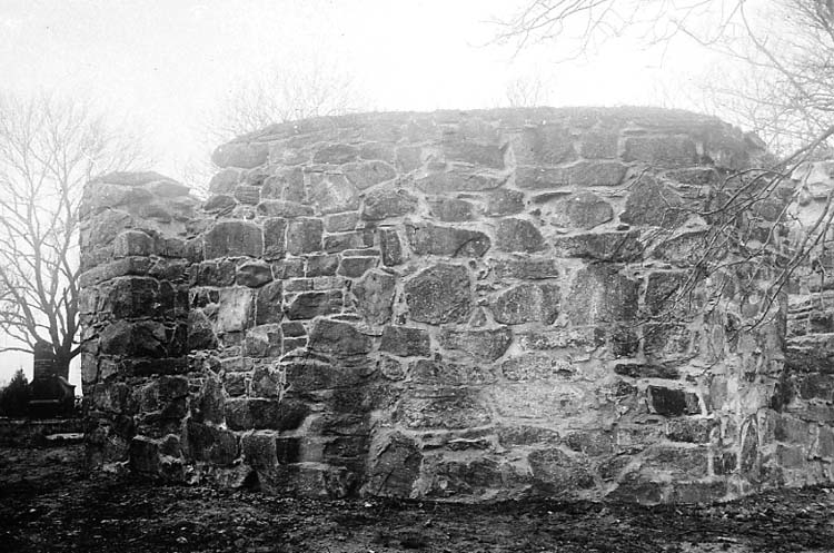 Medföljande text: "Ytterby kyrkoruin. Efter restaureringen 1927. Korets exteriör taget från Ö".