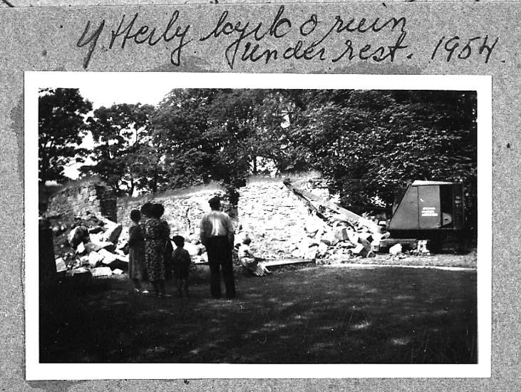 Medföljande text: "Ytterby kyrkoruin. Under restaureringen 1954".

