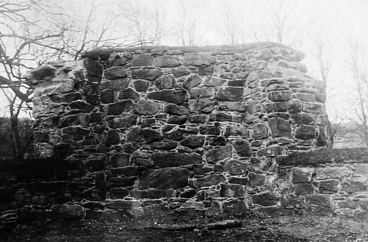 Medföljande text: "Ytterby kyrkoruin. Efter restaureringen 1927. Interiör mot koret i Ö".