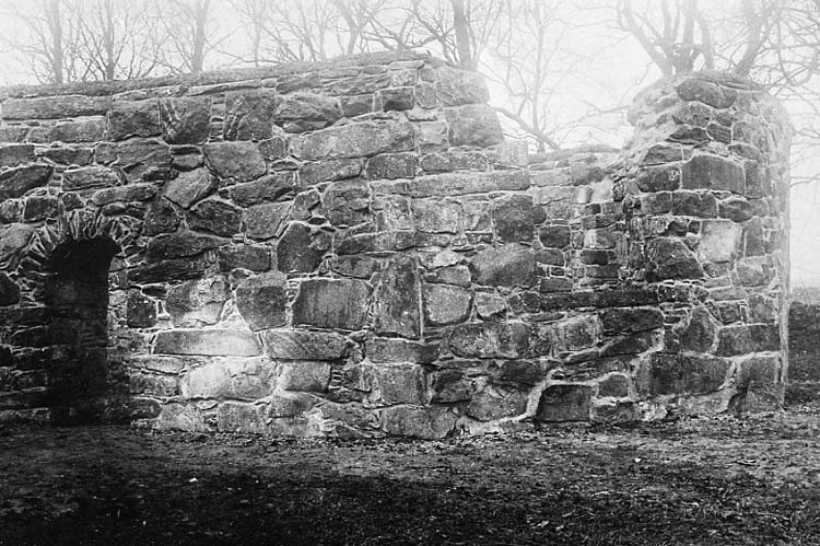 Medföljande text: "Ytterby kyrkoruin. Efter restaureringen 1927. Exteriör med S portalen och korets SÖ del".