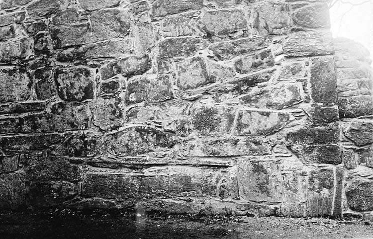 Medföljande text: "Ytterby g:a kyrka. Exteriör. Detalj av S långhusmuren. S.k. locket och kistan. Efter restaureringen 1927".