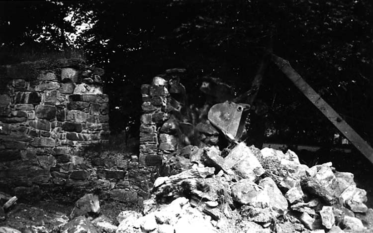 Medföljande text: "Ytterby kyrkoruin. Under restaureringen 1954".

