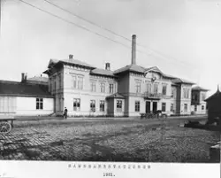 Medföljande text: "Hamnstationen år 1921".