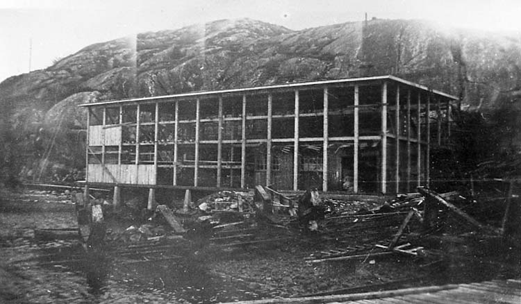 Medföljande text: "Myrens Mekaniska Verkstad, Strömstad. Nya snickarverkstaden under byggnad. (Gamla verkstaden syns inbyggd i nya snickarverkstaden. Bilden tagen år 1936. Originalfoto tillhörande Allan Ljungqvist, Strömstad".