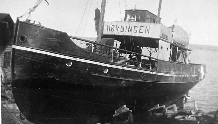 Medföljande text: "Myrens Mekaniska Verkstad, Strömstad. På slipen bogserbåten "Hövdingen" från Fredriksdal. Bilden tagen i slutet av 1930-talet eller i början av 1940-talet. Originalfoto tillhörande Allan och Erik Ljungqvist, Strömstad".