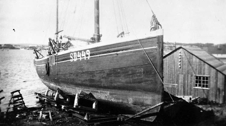 Medföljande text: "Myrens Mekaniska Verkstad, Strömstad. Bilden tagen på 1930-talet. Originalfoto tillhörande Allan och Erik Ljungqvist, Strömstad".