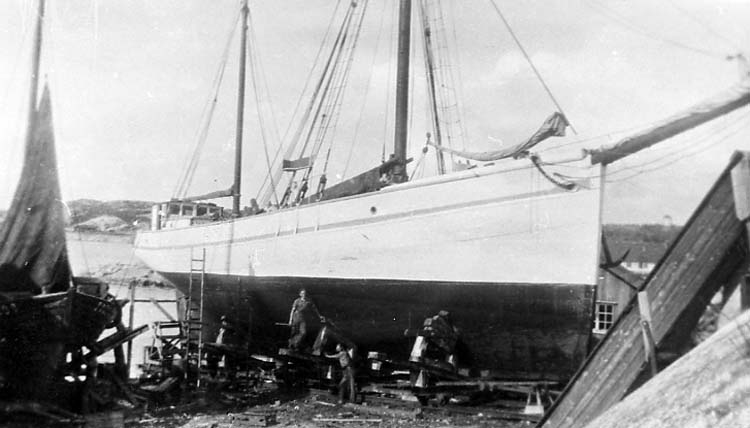 Medföljande text: "Myrens Mekaniska Verkstad, Strömstad. Bilden tagen på 1930-talet. Originalfoto tillhörande Allan och Erik Ljungqvist, Strömstad".
