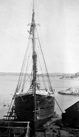 Medföljande text: "Myrens Mekaniska Verkstad, Strömstad. Bilden tagen på 1930-talet. Originalfoto tillhörande Allan och Erik Ljungqvist, Strömstad".