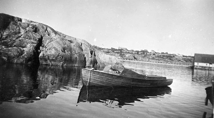 Medföljande text: "Passbåt byggd år 1937-38 vid Myrens Mekaniska Verkstad, Strömstad. Bilden tagen vid Myrens Mekaniska Verkstad, Strömstad. Originalfoto tillhörande Allan och Erik Ljungqvist, Strömstad".