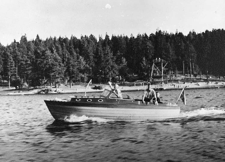 Medföljande text: "Ruffad motorbåt (1 6,5 m) med Albin 0-21 motor (19 hk), byggd 1950 av Wictor Carlsson, Örn (se även R 64:3 R 65:1 R 65:2). Motorbåten såldes till Ivar Svengard, Stockholm. Bilden tagen i Stockholms skärgård i början av 50-talet. 
Originalfoto tillhörande Wictor Carlsson, Örn, PA Kungshamn".