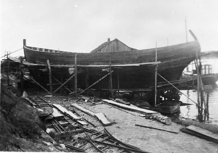 Medföljande text: "Myrens Mekaniska Verkstad, Strömstad. Fraktfartyget "Norrviken" under byggnad (se även R 59:2, R 59:3, R 59:4, R 60:2). Bilden tagen 1931-1932. Originalfoto tillhörande Allan Ljungqvist, Strömstad".