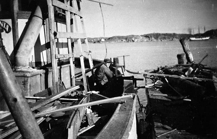 Medföljande text: "Varv, Carl och Gustav Olsson, Bovallstrand. Påsättning av räcka på större fiskebåt. På bilden syns Carl-Johan Johansson. Bilden tagen ca 1945. 
Originalfoto tillhörande Gustav Olsson, Smögen".