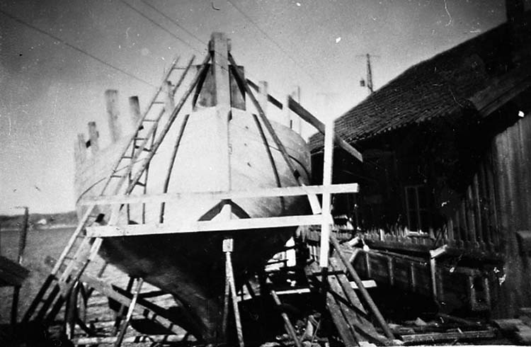 Medföljande text: "Carl och Gustav Olssons varv i Bovallstrand. På bilden syns den andra fiskebåten (49 fot) som byggdes vid varvet. (se även R 66:3). Till höger i bild syns varvets verkstadsbyggnad. Bilden tagen år 1953. Originalfoto tillhörande Gustav Olsson, Smögen".