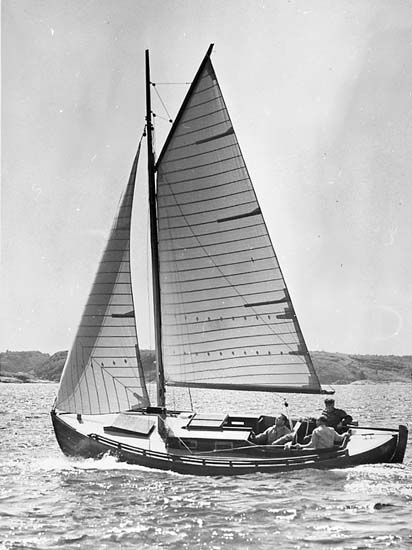 Medföljande text: "Kosterbåt byggd i början av 1950-talet vid Nilssons Båtbyggeri, Strömstad. Originalfoto tillhörande Nils Nilsson, Strömstad".