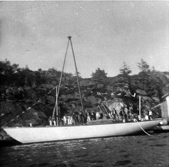 Medföljande text: "Best Luck (1 19,5 m, 34 ton), byggd år 1967-1968 vid Bröderna Jacobssons Båtbyggeri, Källviken, Dragsmark, efter sjösättningen. Originalfoto tillhörande Nils Jacobsson, Källviken. Se även R.87:1".