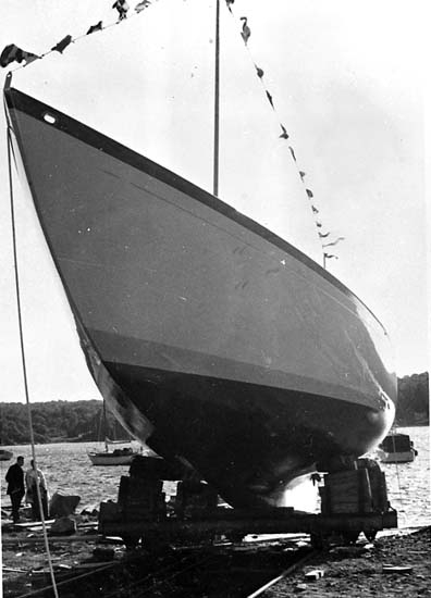 Medföljande text: "Sjösättning av Best Luck (19,5 m, 34 ton), byggd år 1967-1968 vid Bröderna Jacobssons Båtbyggeri, Källviken, Dragsmark. Köpare Hans Holm, Stockholm. Originalfoto tillhörande Nils Jacobsson, Källviken. Se även R.87:2, R.88:2, R.88:3".