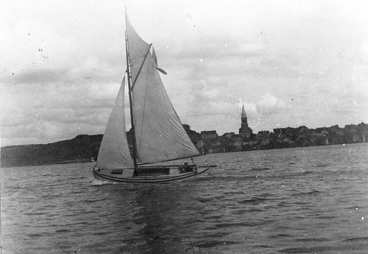 Medföljande text: "Sillgarnsbåt (Kostertyp) troligen från 1880-talet, senare däckad. Ägd av kapten Hilmer Carlsson. Foto: Sverker Stubelius år 1912. Originalfoto tillhörande Kville Hembygdsarkiv, Fjällbacka".