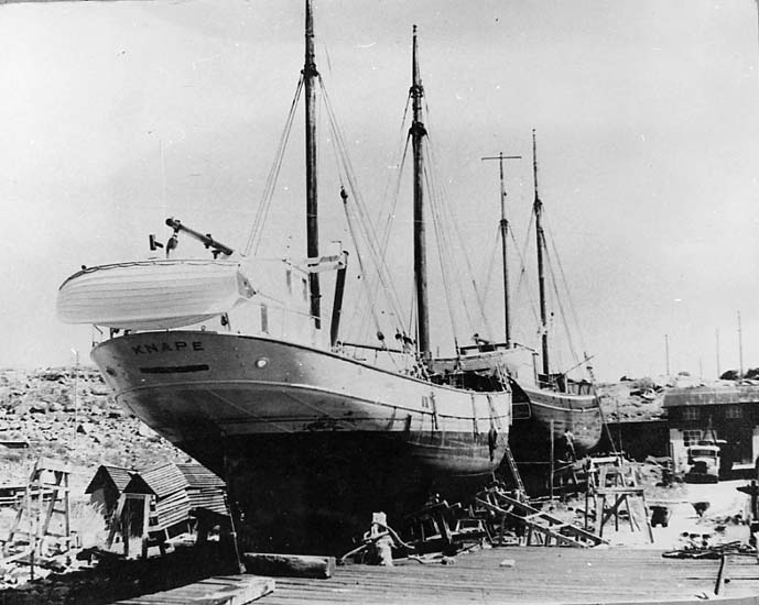 Medföljande text: "Fraktbåtar på slipen vid Fintorps Varv och Mekaniska Verkstad (tidigare kallat Bovallstrands Varv och Mekaniska Verkstad), Bovallstrand. Närmast i bild syns Knape från Hamburgsund, där framför förmodligen Erna från Ulebergshamn. Längst bak i bild syns på höger hand smedjan, strax till vänster därom sliphuset. Bilden tagen år 1949. Originalfoto tillhörande Verner Högden, Bovallstrand. Se även R.96:3".