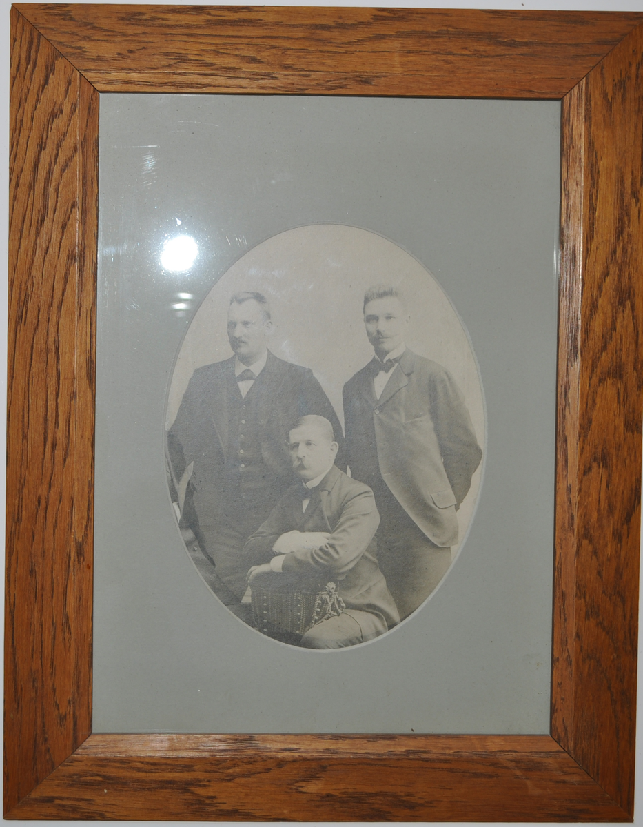 Ramat fotografi föreställande S A Andrée, Knut Frænkel och Nils Strindberg.