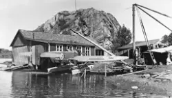 Medföljande text: "Nilssons Båtbyggeri, i Strömstad. Gamla v