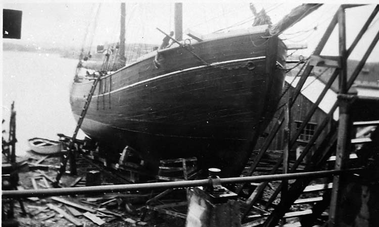 Medföljande text: "Strömstads Mekaniska Verkstad i Bojarkilen. Bilden troligen tagen på 1910- eller 1920-talet. Originalfoto från Sven Baatz, Strömstad".