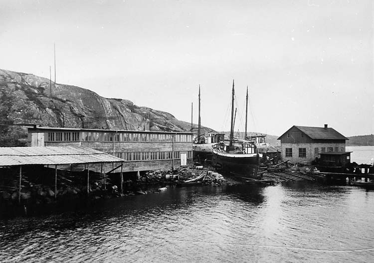 Medföljande text: "Myrens Mekaniska Verkstad, Strömstad, anlagd år 1915. Bilden troligen från 1930-talet. Originalfoto från Sven Baatz, Strömstad".