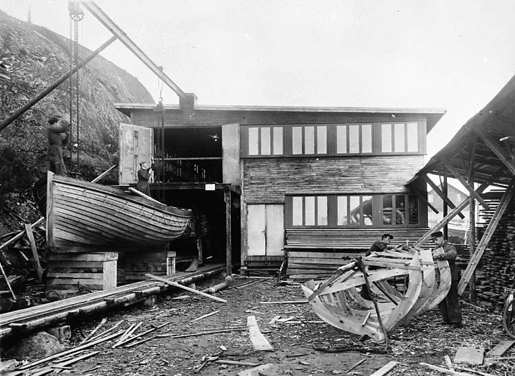 Medföljande text: "Myrens Mekaniska Verkstad, Strömstad. Tillverkning av livbåtar på 1940-talet. Originalfoto från Sven Baatz, Strömstad".