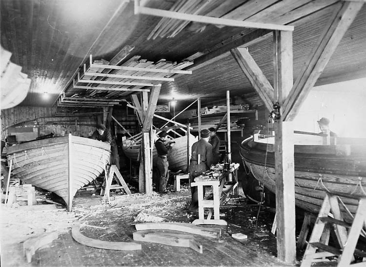 Medföljande text: "Myrens Mekaniska Verkstad, Strömstad. Tillverkning av livbåtar på 1940-talet. Originalfoto från Sven Baatz, Strömstad".