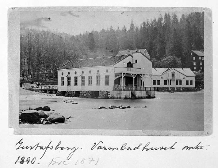Medföljande text: "Gustafsberg, varmbadhuset cirka 1890".