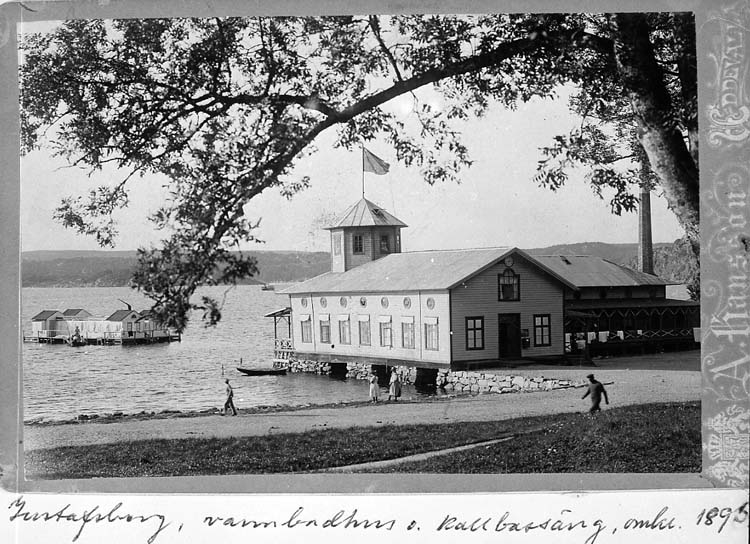 Medföljande text: "Gustafsberg, varmbadhus och kallbassäng 1895".