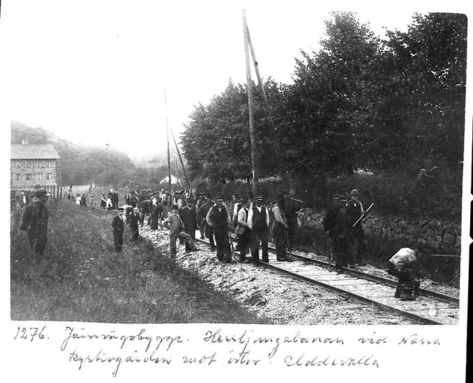 Medföljande text: "Järnvägsbygge. Herrljungabanan vid Norra kyrkogården mot öster i Uddevalla".