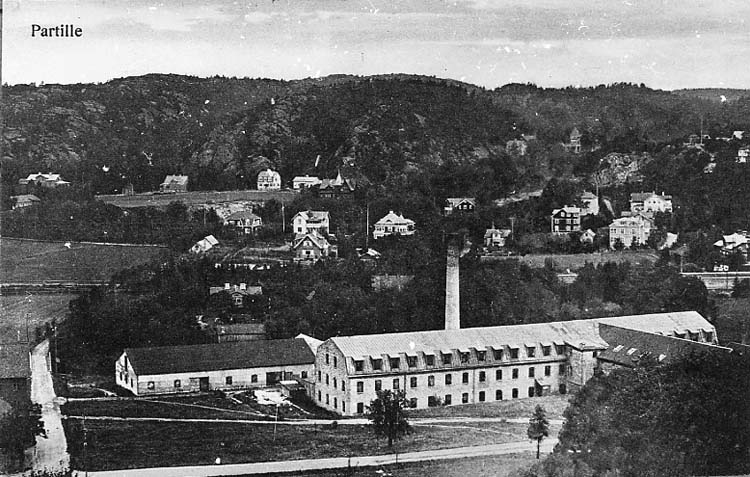 Medföljande text: "Partille sn. Partille yllefabrik. Vykort från söder ca 1910. Kulturnämndens arkiv. -75/27:2".
