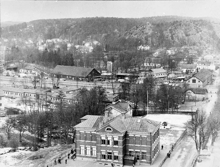 Medföljande text: "Partille sn. Partille folkskola. Vy över centrala Partille från söder 1966. Kulturnämndens arkiv nr 1975 16:2".