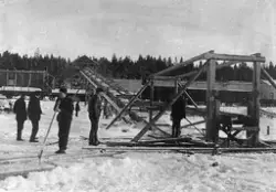 Medföljande text: "Svensson, "Brasen" från Brasegården. Hindås - basen profil vänster Robert... k:n pamp...(hängde sig- förskingring) ".