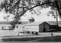 Medföljande text: "Gustafsbergs varmbadhus och kallbassäng omkring 1895. F 251".