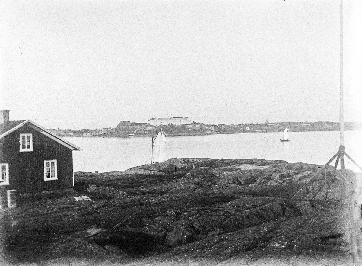 Vy från Fyrholmen mot Varbergs fästning. Det syns några segelbåtar i sundet.
