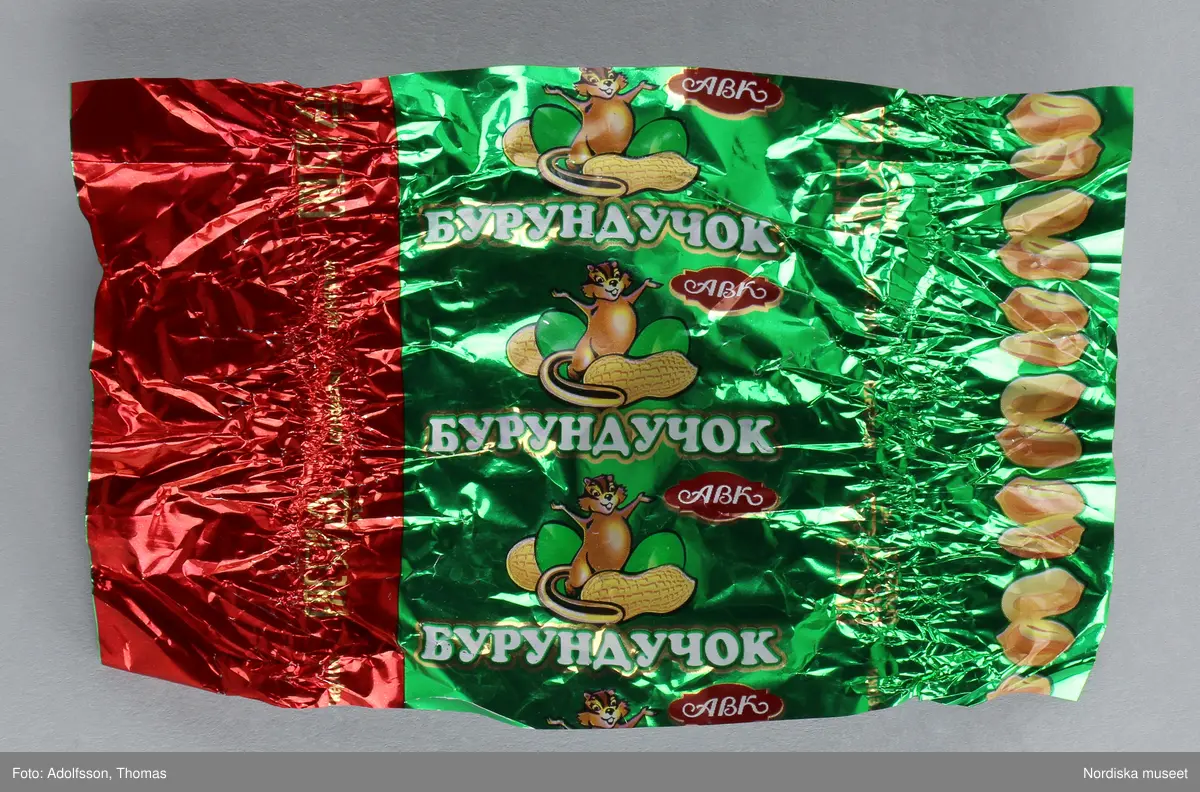 Kolorerad plåtask med lock avsedd för chokladpraliner. Asken är dekorerad med flera olika bildmotiv i blått, brunt, svart, gult och orange. Inuti asken finns 26 omslagspapper till chokladpralinerna i olika färger och mönster.
Motivet på askens lock heter "Russian warship, go...! Glory to Ukraine!". I mitten syns en ukrainsk soldat som skulle kunna vara gränsvakt. Ute på havet framför soldaten syns ett ryskt krigsskepp som kan identifieras som misilkryssaren Moskva byggd 1982. Den ukrainska soldaten är vänd mot skeppet. I sin vänstra hand håller han ett maskingevär och med den högra handen gör han en obscen gest mot fartyget.