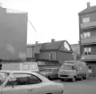 Bakgårdsmiljö i Linköping 1973. Kvarteret Epålettens inre med gatuhusen mot Nygatan i fonden.