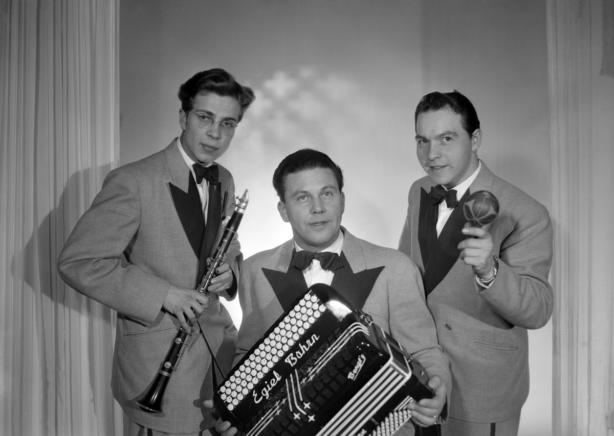 Dragspelsvirtuosen Egiel Bohrn i centrum av sin trio. Övriga orkestermedlemmar väntar på att identifieras. Foto 1947.