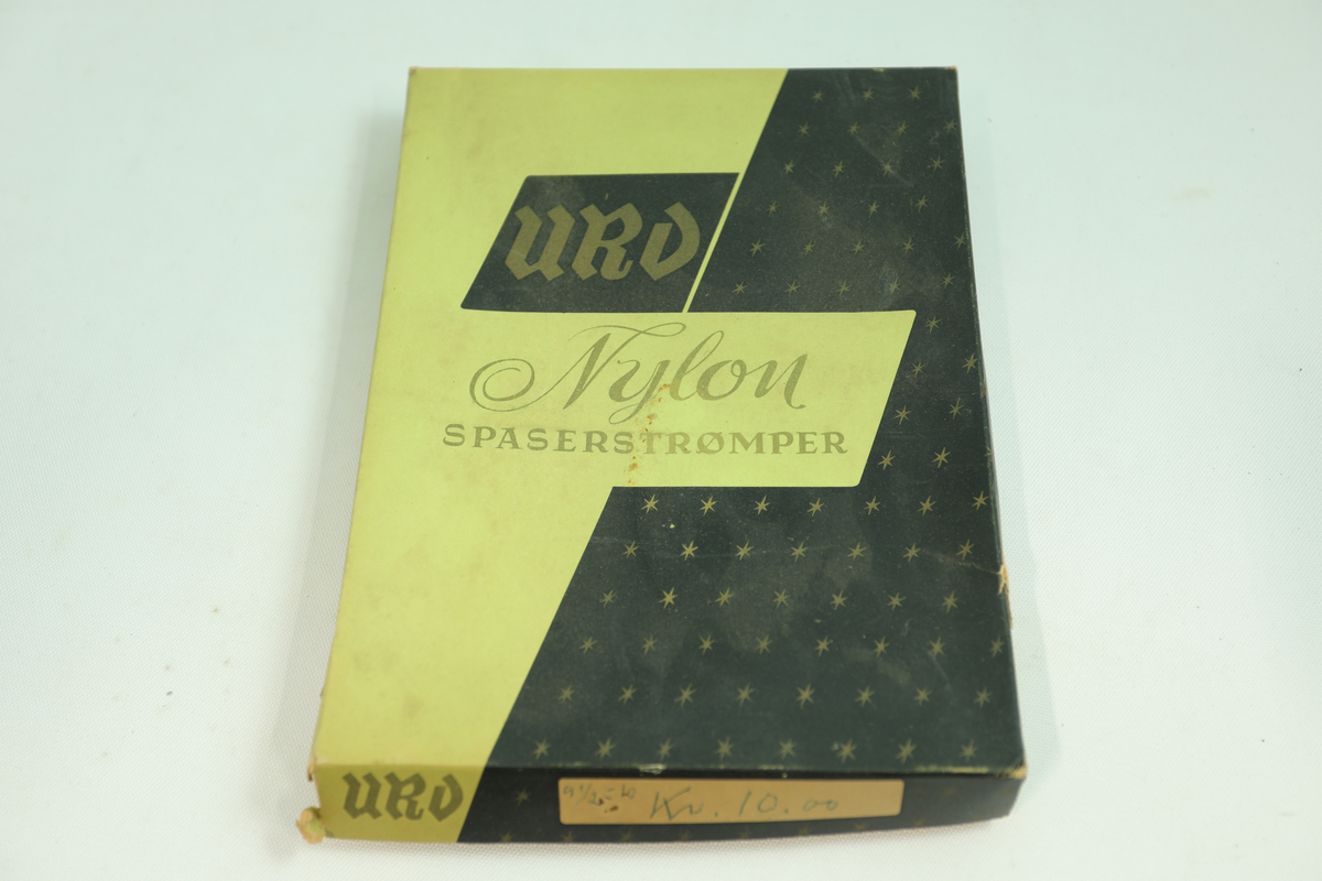 Eske som inneholder spaserstrømper i original forpakning.