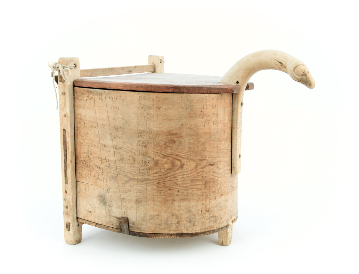Loket er raudmåla og er innfelt i handtaket og den flate bakplata. Eit lærbelte er fest til hjørnestolpane som berereim.
Øvre enden av handtaket er utforma som eit dyrehovud (kanhende ein ver) med horn.