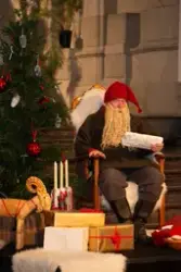 En tomte är på besök i Nordiska museet. Han sitter vid den k